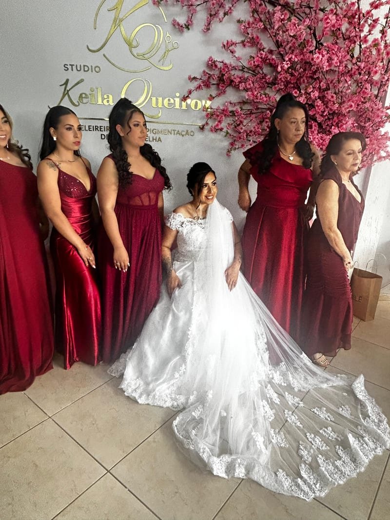 Penteado e maquiagem de noiva e madrinhas feitos no Studio Keila Queiroz